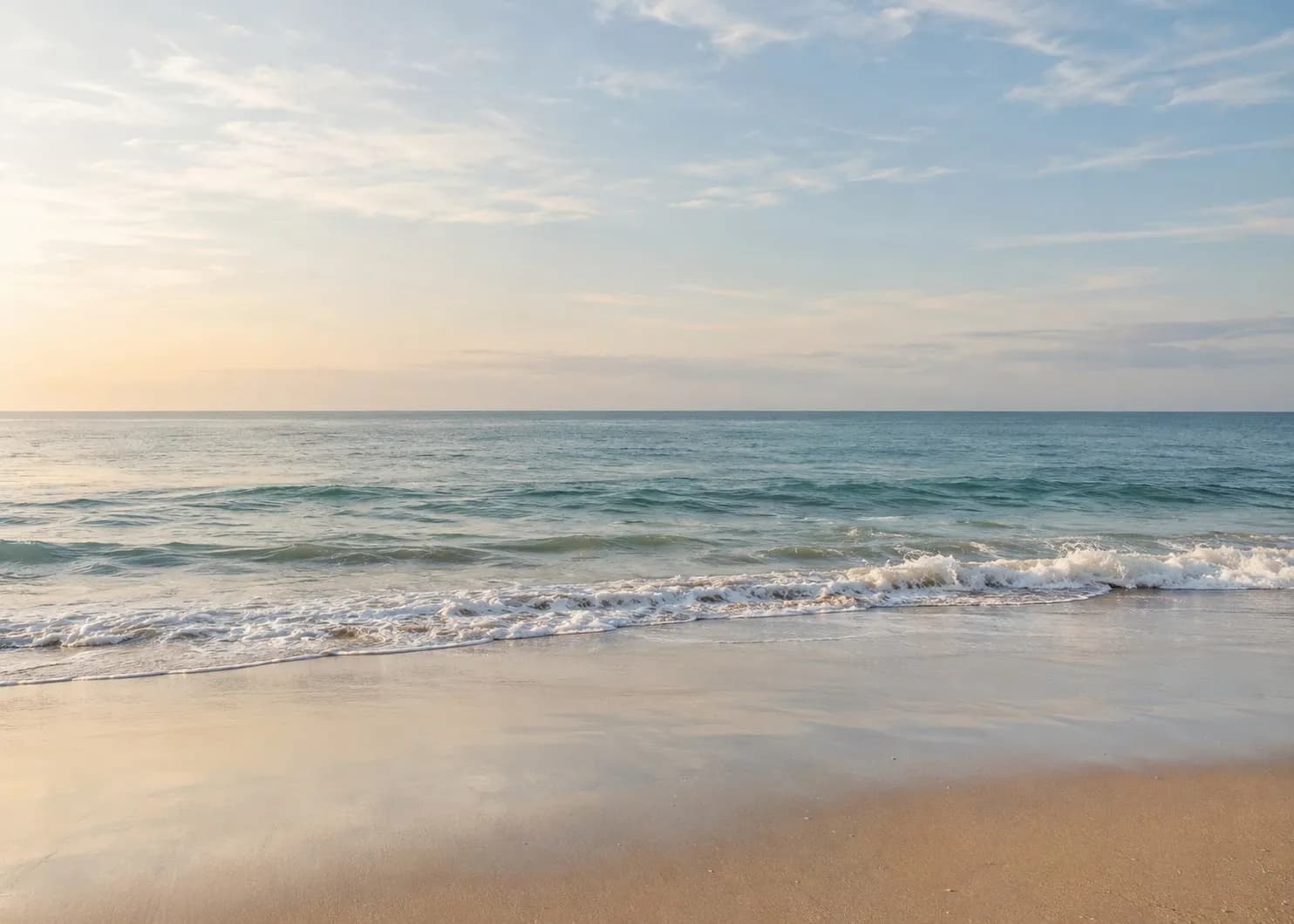O Atlântico calmo ao largo da praia de Matosinhos numa luz suave de manhã